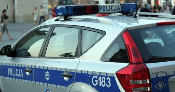 Policja bada okoliczności wypadku, do którego doszło wczoraj wieczorem w Krakowie. Radiowóz jadący na ulicę Igołomską, gdzie potrącono pieszego, zderzył się z autem osobowym i dachował.