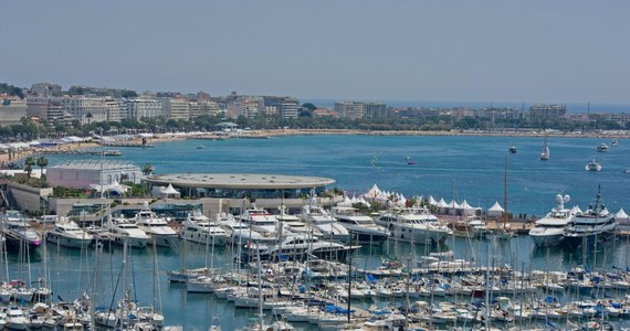​Policja w Nicei ma trudne zadanie: znaleźć złodzieja, który ukradł z wystawy klejnotów w Cannes precjoza warte 40 milionów euro. Według informacji francuskiej prasy, uzbrojony napastnik w biały dzień porwał z wystawy w hotelu Carlton kasetę z diamentami. 