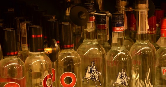 Polacy ograniczyli zakupy nie tylko czystej, ale też, co zaskakuje, wódek smakowych - pisze "Rzeczpospolita". Sprzedaż alkoholi tego typu liczona w litrach, zmalała w porównaniu z poprzednim rokiem o blisko 5 procent.