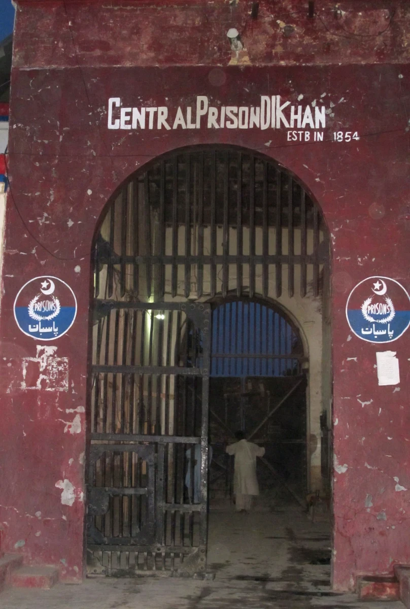 ​Pakistańscy talibowie przebrani za policjantów zaatakowali w poniedziałek wieczorem więzienie w północno zachodnim Pakistanie, w którym przetrzymywani są talibowie i rebelianci z innych ugrupowań - poinformowały lokalne władze. Ponad 200 więźniom udało się zbiec.
