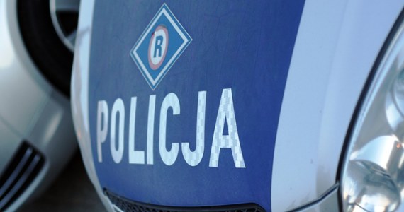Dwa radiowozy polskich policjantów stacjonujących w kosowskiej Mitrowicy zostały obrzucone kamieniami i koktajlami Mołotowa. Na razie nie udało się ustalić, kto stoi za tym atakiem.  