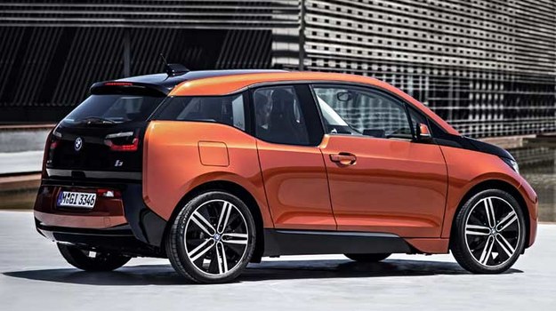 Oto pierwszy w pełni elektryczny pojazd BMW w historii tego koncernu. To i3. Źródłem napędu tego miejskiego auta  jest elektryczny silnik trakcyjny o mocy 170 KM dysponujący maksymalnym momentem obrotowym 250 Nm.