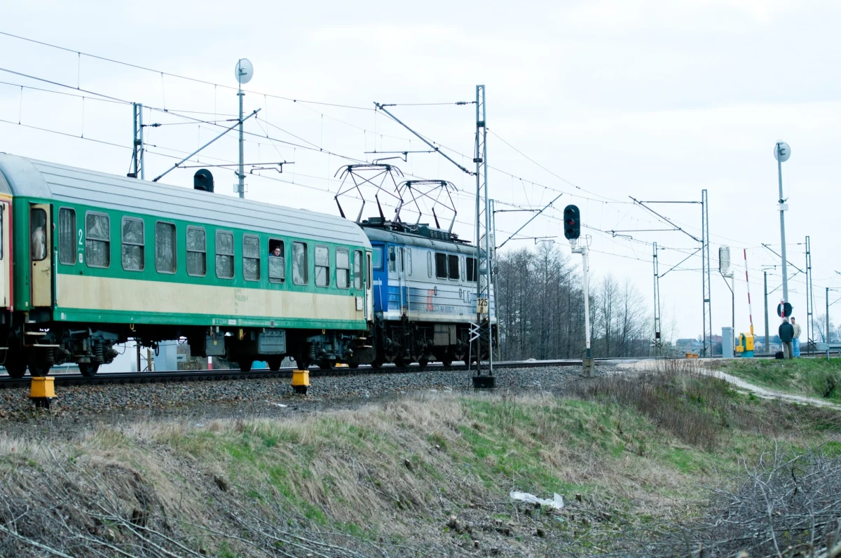 Około godz. 13 kolejarze naprawili uszkodzoną sieć trakcyjną na linii średnicowej między dworcami wschodnim a zachodnim w Warszawie. Oznacza to, że po porannych utrudnieniach ruch pociągów będzie stopniowo wracał do normy.
