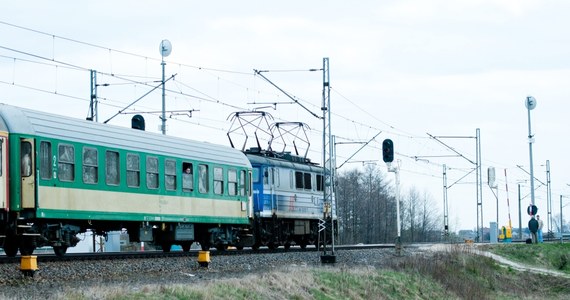 Około godz. 13 kolejarze naprawili uszkodzoną sieć trakcyjną na linii średnicowej między dworcami wschodnim a zachodnim w Warszawie. Oznacza to, że po porannych utrudnieniach ruch pociągów będzie stopniowo wracał do normy.
