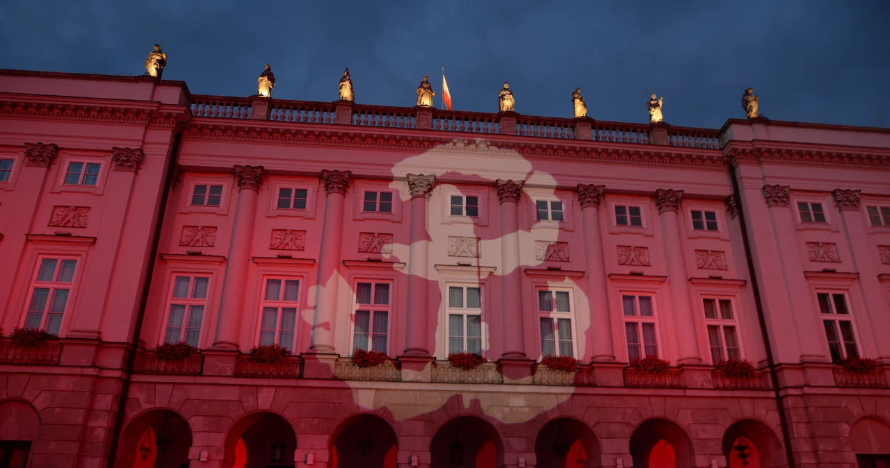 Specjalna iluminacja na elewacji Pałacu Prezydenckiego w Warszawie