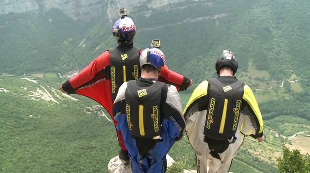 Wingsuit to sport ekstremalny polegający na skokach z wysokości w specjalnym kombinezonie spowalniającym opadanie. Uprawiający go śmiałkowie uwielbiają towarzyszące skokom uczucie przypływu adrenaliny. Nie przeraża ich nawet to, że jest to dyscyplina, w której wypadki śmiertelne zdarzają się wyjątkowo często...