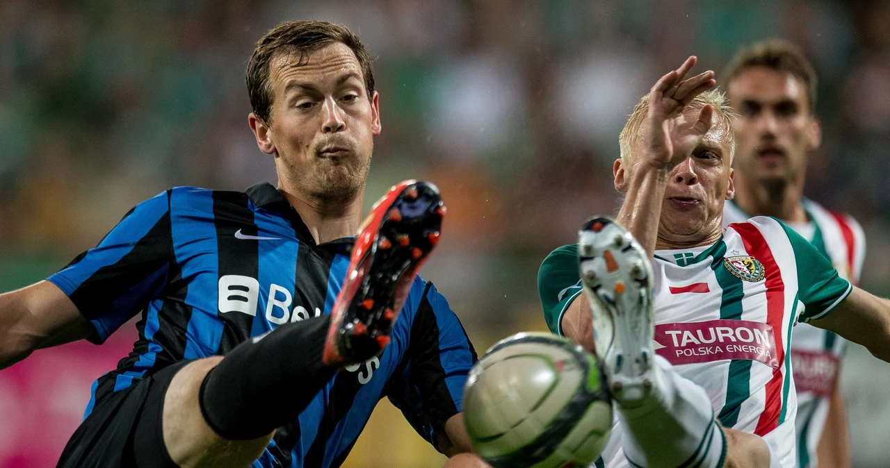 Mariusz Pawelec (P) ze Śląska i Tom de Sutter (L) z FC Brugge 