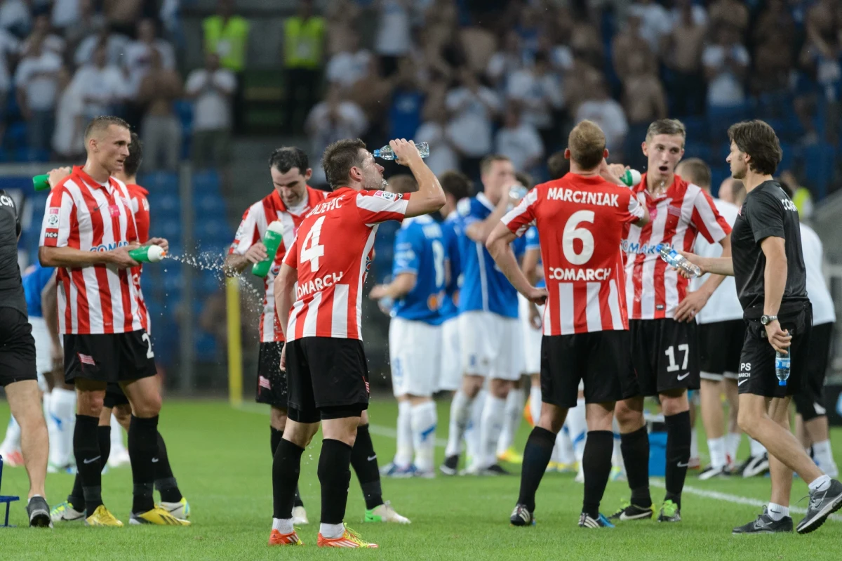 Przed nami trzecia kolejka piłkarskiej Ekstraklasy. Dziś o punkty powalczą Cracovia z Ruchem Chorzów i Zawisza Bydgoszcz z Pogonią Szczecin. Najciekawiej zapowiadają się jednak niedzielne spotkania Śląska Wrocław z Wisłą Kraków i Górnika Zabrze z Piastem Gliwice.
