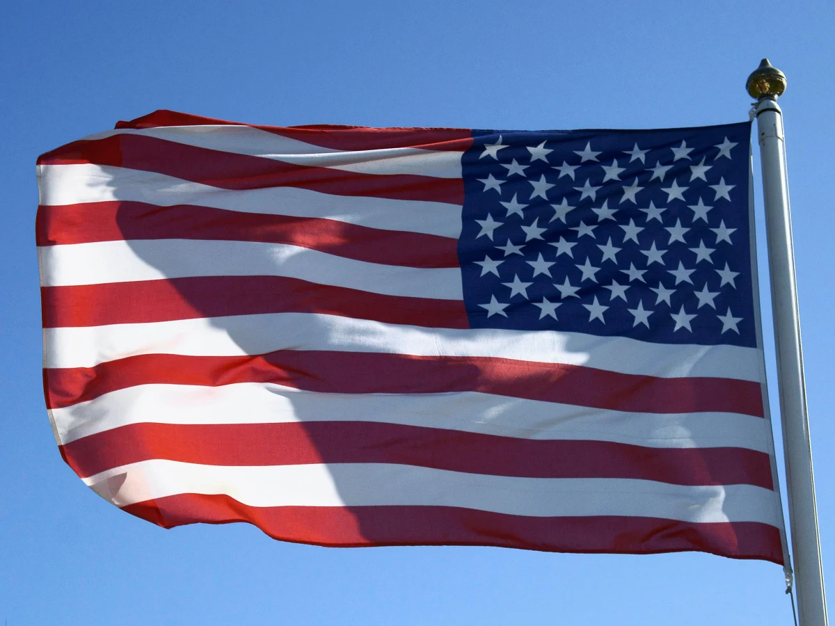 Stany Zjednoczone ostrzegły swych obywateli przed podróżowaniem na całym świecie w związku z utrzymującym się zagrożeniem atakami terrorystycznymi, szczególnie na Bliskim Wschodzie i w Afryce Północnej. Departament Stanu zaznaczył, że zagrożenie zamachami rozciąga się na okres "od chwili obecnej do końca sierpnia".