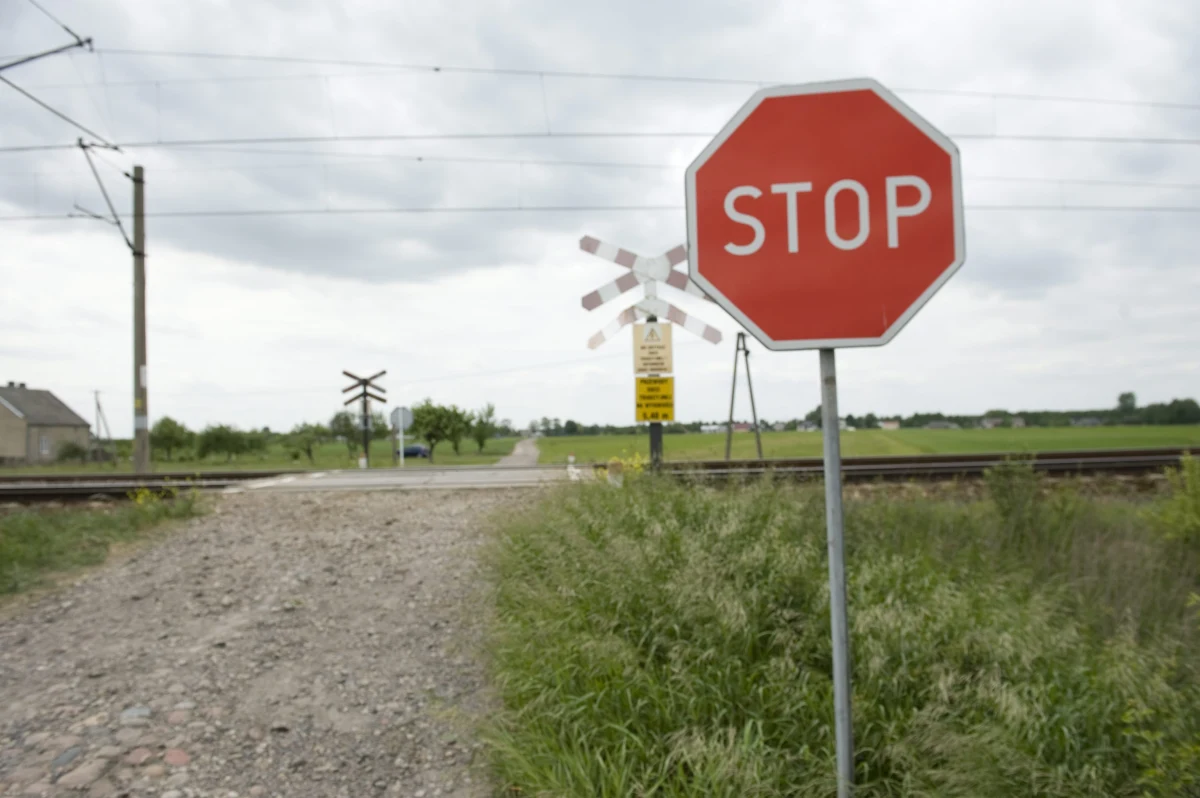 Cztery osoby zginęły wskutek wypadku, do którego doszło na niestrzeżonym przejeździe kolejowym w okolicach Grabarki koło podlaskich Siematycz. Auto osobowe wjechało tam pod lokomotywę. Trwa badanie przyczyn tragedii. 