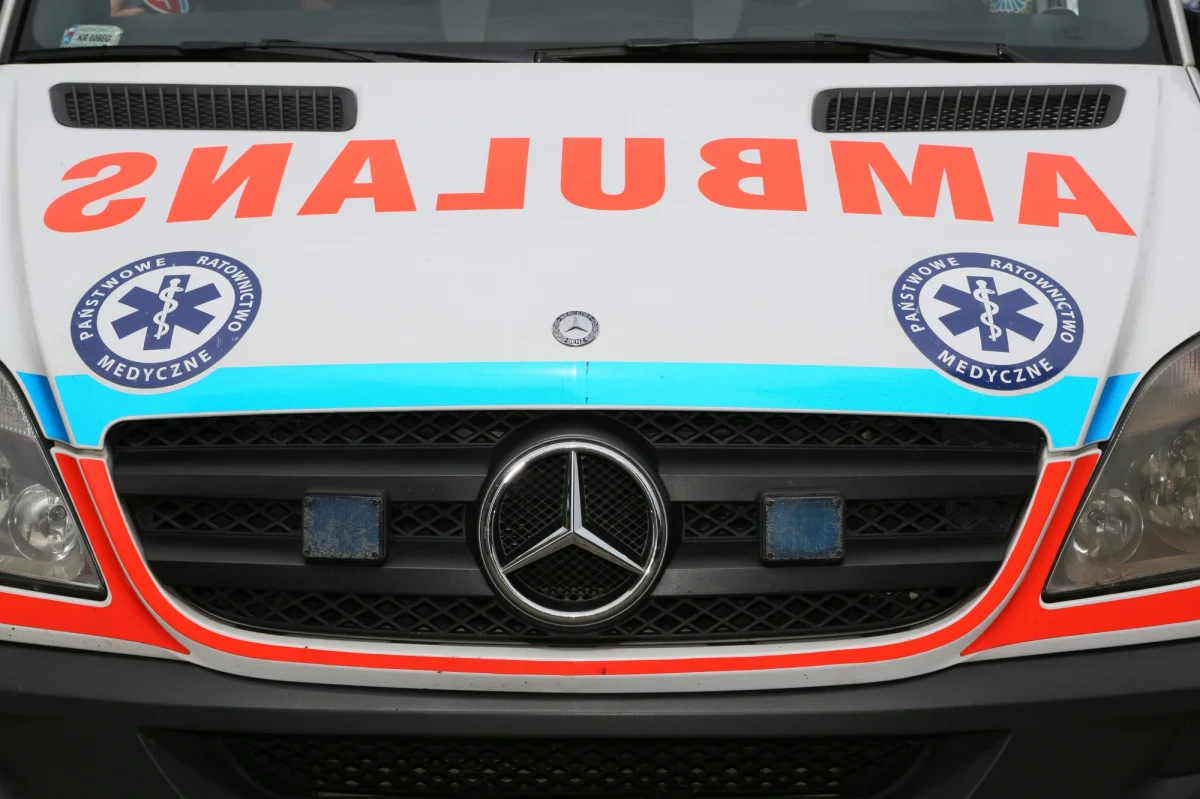 Do groźnego wypadku doszło w Opolu. Rozpędzony samochód wpadł w poślizg i uderzył w czteroosobową rodzinę, która stała na pasie oddzielającym jezdnie. Trzy osoby zostały ranne. 
