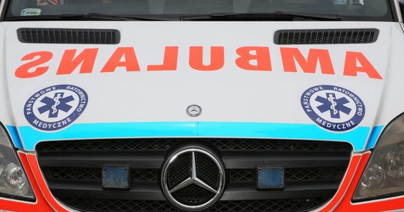 Do groźnego wypadku doszło w Opolu. Rozpędzony samochód wpadł w poślizg i uderzył w czteroosobową rodzinę, która stała na pasie oddzielającym jezdnie. Trzy osoby zostały ranne. 
