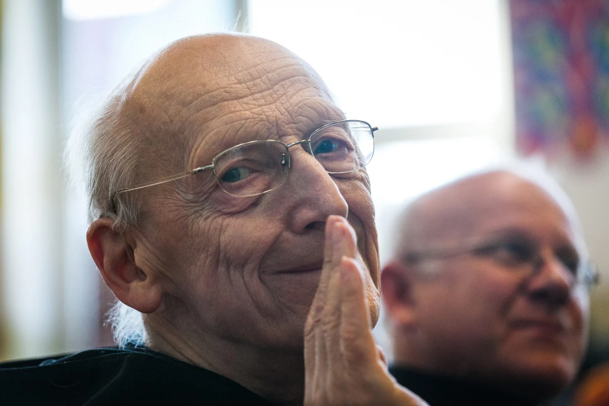 O poprawianiu Boga, najważniejszym ludzkim organie i makijażu - w rozmowie z INTERIA.PL - opowiada ojciec Leon Knabit, benedyktyn. "Myślę, że wtedy, gdy taką operacją można człowiekowi pomóc, to nie ma żadnego problemu" - twierdzi.