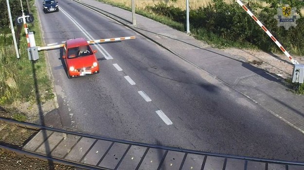 Wjechała na przejazd kolejowy w trakcie opuszczania zapór. Kobieta cofając zniszczyła zaporę i odjechała z miejsca zdarzenia. Apelujemy! Zwracajcie uwagę na sygnalizację przed przejazdami kolejowymi.