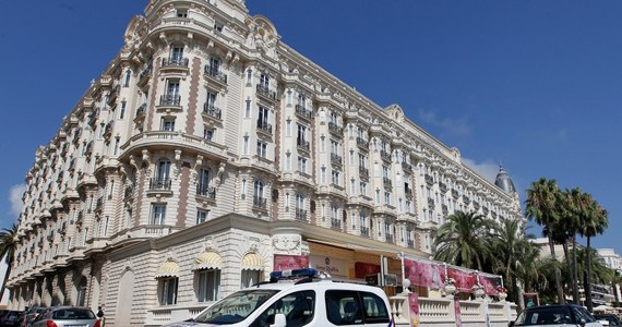 ​Stowarzyszenie zrzeszające ubezpieczycieli Lloyd's zaoferowało nawet milion euro nagrody za pomoc w odnalezieniu biżuterii skradzionej pod koniec lipca w Cannes. Wartość kosztowności to ponad 100 mln euro.