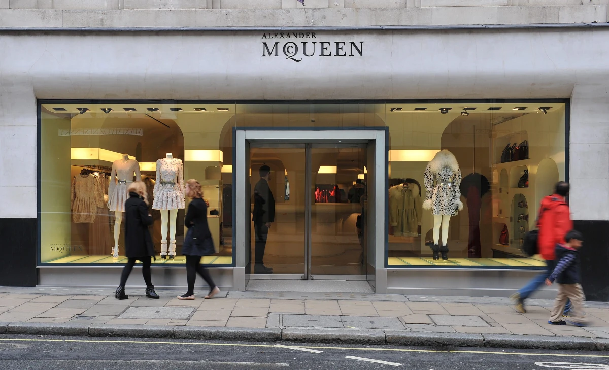 Brytyjczycy oburzeni - prestiżowy dom mody Alexander McQueen wystosował do słynnego londyńskiego University of Arts list, w którym oferuje bezpłatny, 11-miesięczny staż w pełnym wymiarze godzin. Studenci są zbulwersowani i odpisują na propozycję: "to wyzysk!".