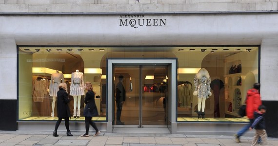 Brytyjczycy oburzeni - prestiżowy dom mody Alexander McQueen wystosował do słynnego londyńskiego University of Arts list, w którym oferuje bezpłatny, 11-miesięczny staż w pełnym wymiarze godzin. Studenci są zbulwersowani i odpisują na propozycję: "to wyzysk!".