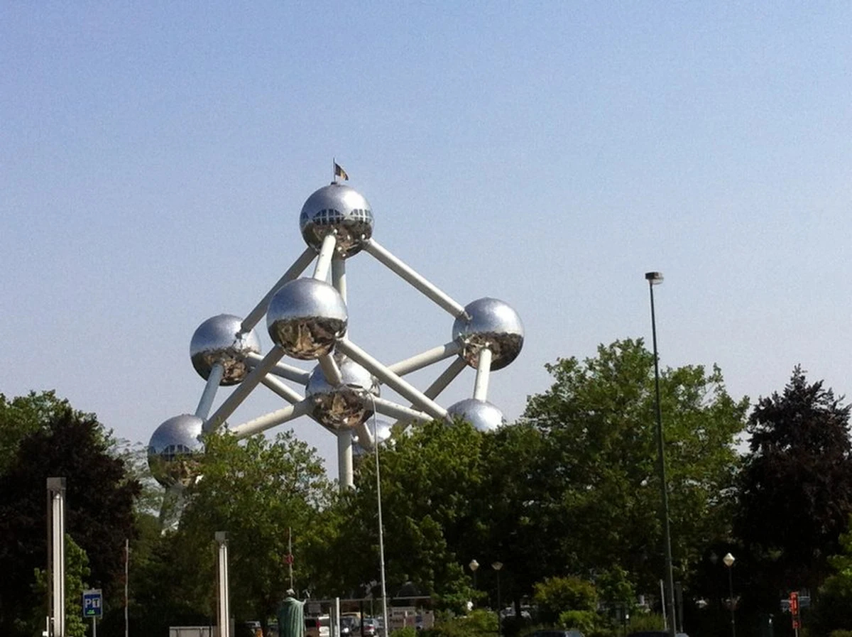 Symbolem Brukseli jest Atomium, 165 miliardy razy powiększony model atomu kryształu żelaza. Atomium wybudowano z okazji Wystawy Światowej w 1958 roku i podobnie jak Wieża Eiffla - Atomium miało zostać wyburzone po zakończeniu wystawy. 