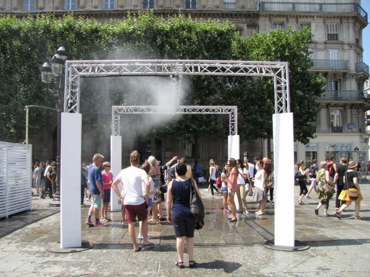 Z powodu wielkiej fali upałów w Paryżu zainstalowano urządzenia zraszające turystów wodą. Ma to służyć zapobieganiu udarom słonecznym. Modne wśród wczasowiczów stały się też parasolki, które chronią nie przed deszczem, lecz właśnie przed słonecznym żarem.