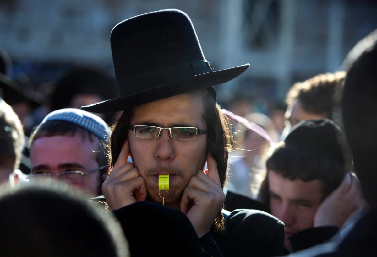 ​Kobiety Ściany Płaczu, domagające się równouprawnienia kobiet w modlitwie pod jerozolimską Ścianą Płaczu, próbowały modlić się w tym najświętszym miejscu judaizmu. Przeszkodzili im ultraortodoksyjni Żydzi (haredim), zagłuszając ich modlitwy gwizdkami.