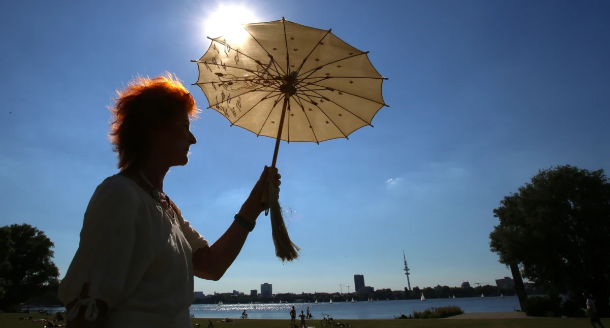 Jak informują synoptycy, z południa nadal napływa do nas upalna, zwrotnikowa masa powietrza. Z upałami i towarzyszącymi im burzami będziemy musieli wytrzymać jeszcze do weekendu. Potem ma przyjść mocne ochłodzenie. Temperatura spadnie nawet do 19 stopni. 