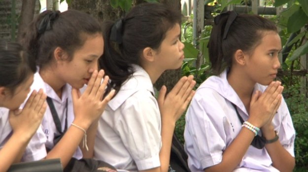 Uczeń, który koncentruje się na swoim wyglądzie zamiast na nauce, to zły uczeń - z takiego założenia wyszło wiele lat temu ministerstwo edukacji w Tajlandii, zakazując swoim uczniom... wyróżniania się poprzez fryzurę. Wszyscy chłopcy musieli strzyc się "na jeża", a dziewczynki nosić wyłącznie fryzury typu "bob". Przeciwko takiej dyscyplinie postanowili zaprotestować... obrońcy praw człowieka.