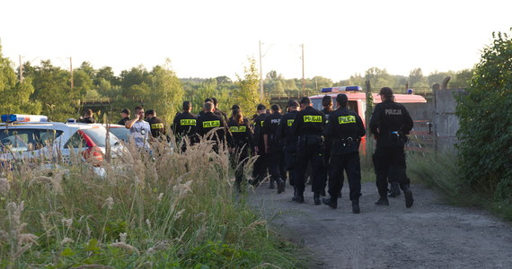 Rozszerzono poszukiwania 14-latka, który wczoraj wraz z trójką rodzeństwa został porwany przez nurt Warty w pobliżu miejscowości Zalesiaki koło Działoszyna (Łódzkie). Z rzeki wyłowiono już wczoraj ciała trojga dzieci - dwóch dziewczynek w wieku 7 i 11 lat oraz ich 15-letniego brata.