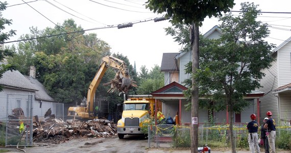 Dom w Cleveland (Ohio), w którym Ariel Castro przez kilkanaście lat więził, torturował i gwałcił trzy kobiety, został zburzony. Władze zapowiadają dopilnowanie, by szczątki nie trafiły jako "pamiątki" do sprzedaży internetowej.