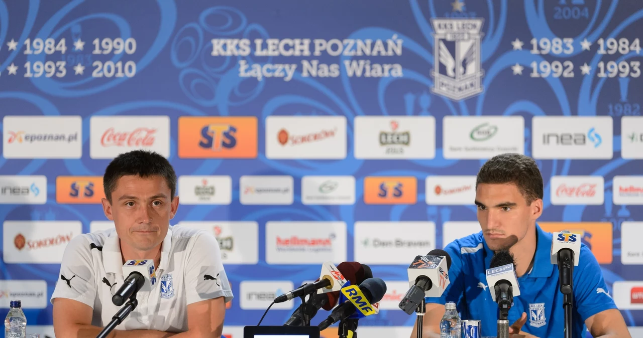 Trener piłkarzy Lecha Poznań Mariusz Rumak (L) i Marcin Kamiński podczas konferencji prasowej przed meczem rewanżowym 3. rundy kwalifikacyjnej Ligi Europejskiej z litewskim Żalgirisem Wilno