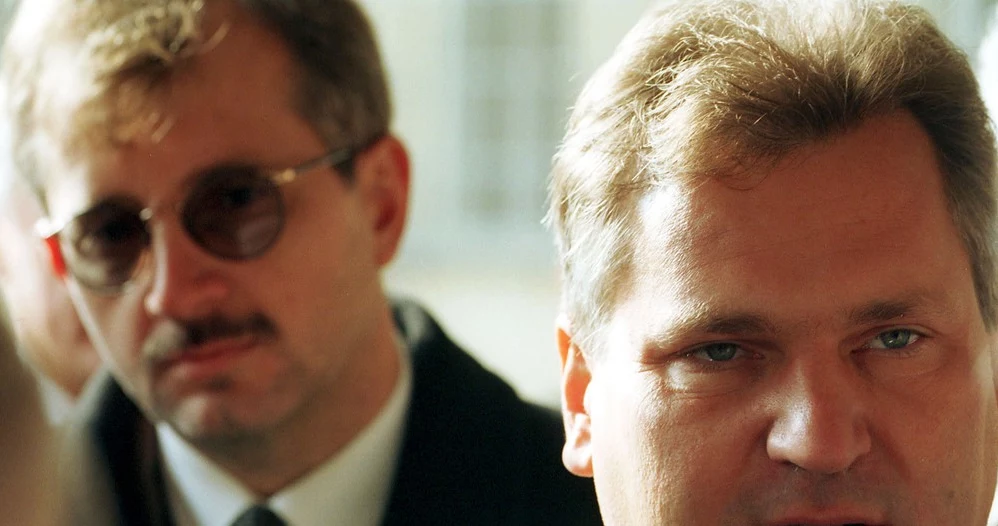 Aleksander Kwaśniewski (z prawej). W tle Marek Siwiec. Zdjęcie z 1998 roku