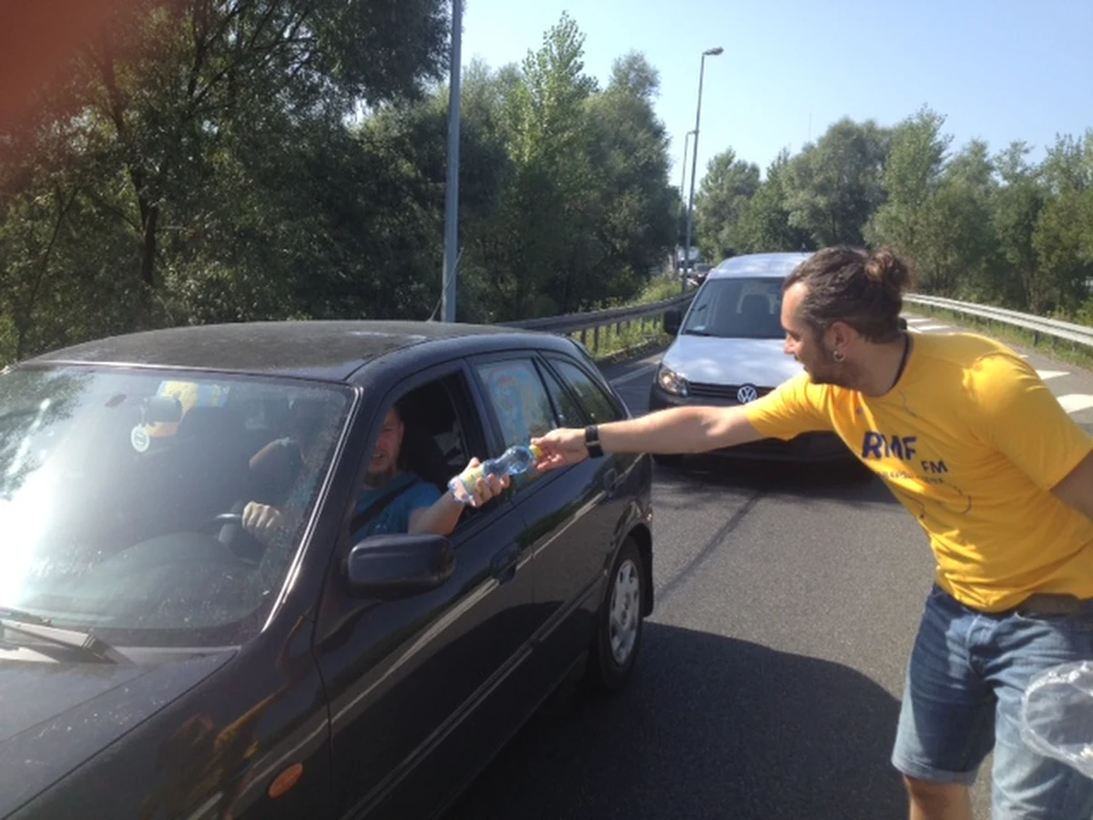 To był najcieplejszy dzień tego lata. Trudno byłoby go przetrwać bez zimnych napojów. Dlatego chcieliśmy Wam ulżyć w tym skwarze i w całej Polsce rozdawaliśmy Wam setki żółto-niebieskich butelek z zimną wodą. W czwartek wczesnym rankiem w trzy strony kraju wyruszyły nasze wozy satelitarne. Chcecie wiedzieć, gdzie nas mogliście spotkać? Oto nasza relacja minuta po minucie!