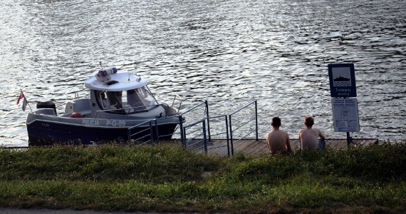 Policja w Nysie na zatrzymała kompletnie pijaną parę, która zabrała 9-letniego syna nad wodę. Na samotnie kąpiącego się chłopca zwrócił uwagę ratownik, który zaalarmował funkcjonariuszy.