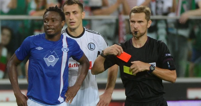 Sędzia Alexandru Dan Tudor pokazuje czerwona kartkę Emmanuelowi Ekpo z Molde FK