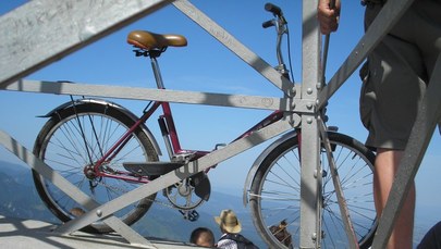 Wnieśli rower na szczyt Giewontu