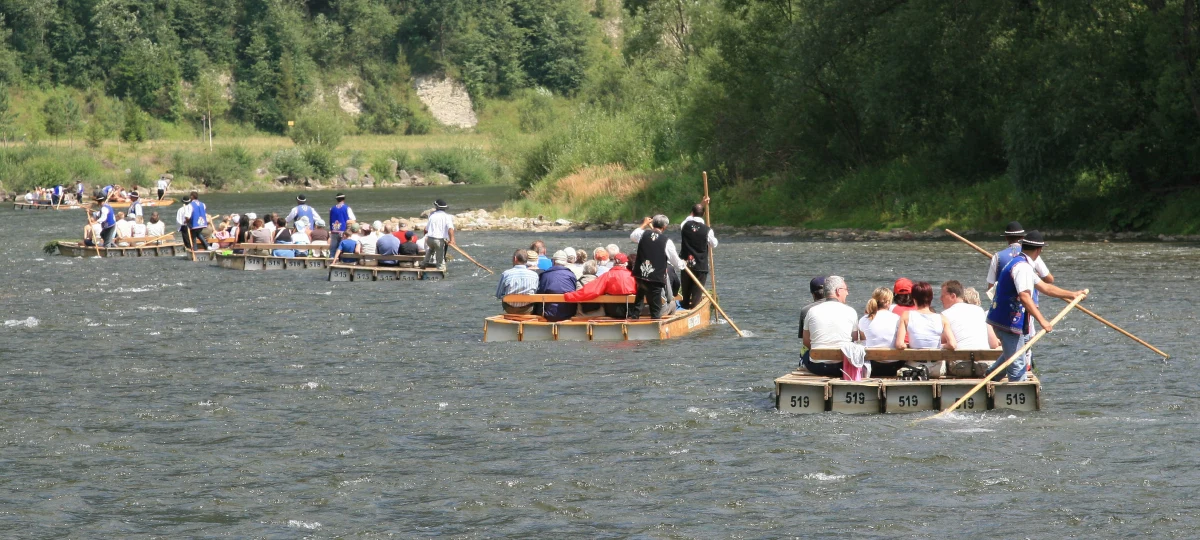 Do wypadku doszło podczas spływu po Dunajcu na Słowacji. Tratwa wpadła tam na mieliznę i została poważnie uszkodzona. Dwie turystki wpadły do wody.