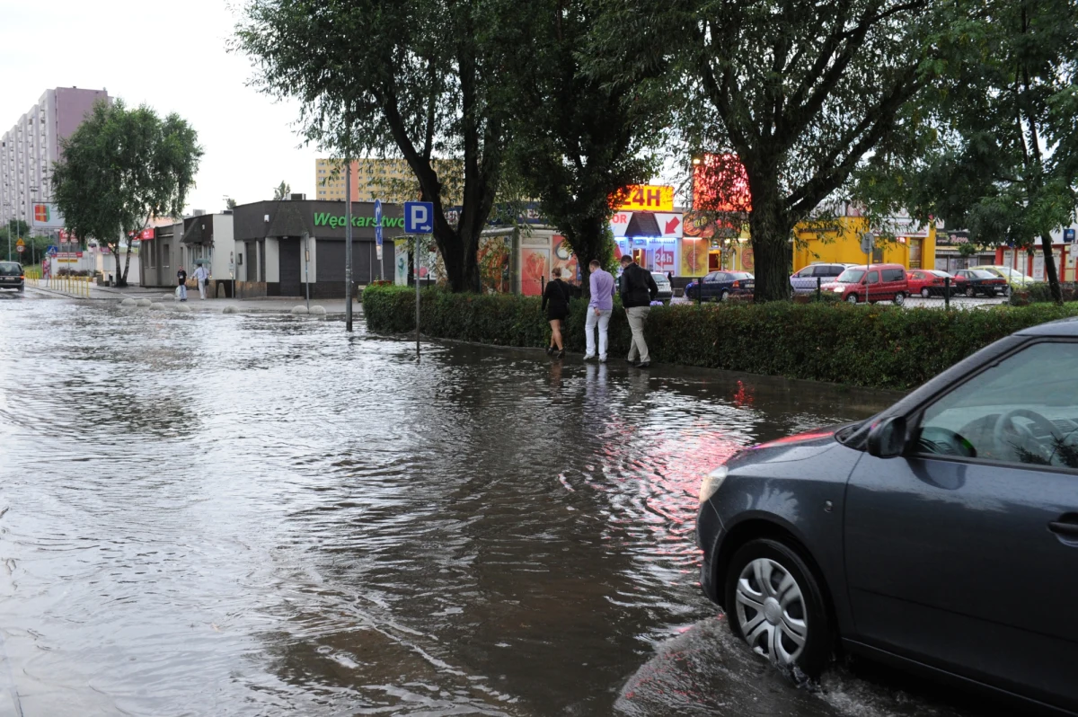 Po upalnym dniu przez Warmię i Mazury przeszły nawałnice. Ich efektem są powalone drzewa i zalane ulice. Strażacy mieli pełne ręce roboty - najwięcej interwencji było w powiatach kętrzyńskim i giżyckim. 