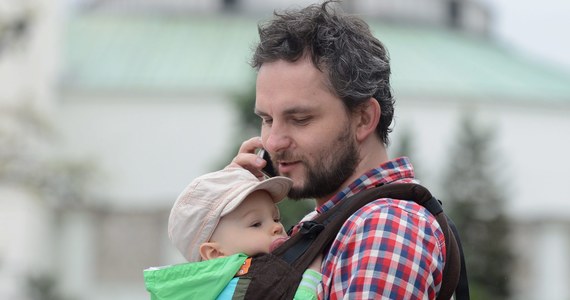Resort pracy będzie zachęcał ojców do częstszego korzystania z urlopów ojcowskich. Na kampanię promującą wydłużone urlopy rodzicielskie wyda 1,7 mln złotych - informuje "Rzeczpospolita". 