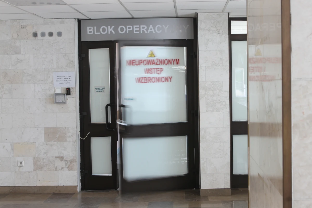 Sąd potwierdził odpowiedzialność poznańskiego szpitala za kalectwo operowanego tam dziecka. Ale za nowy wózek czy podnośnik szpital płacić nie chce i domaga się kolejnego sądowego wyroku - informuje "Gazeta Wyborcza"