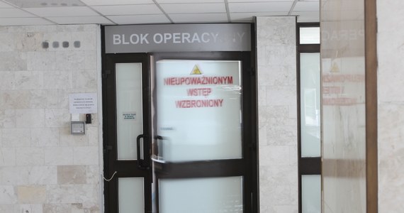 Sąd potwierdził odpowiedzialność poznańskiego szpitala za kalectwo operowanego tam dziecka. Ale za nowy wózek czy podnośnik szpital płacić nie chce i domaga się kolejnego sądowego wyroku - informuje "Gazeta Wyborcza"