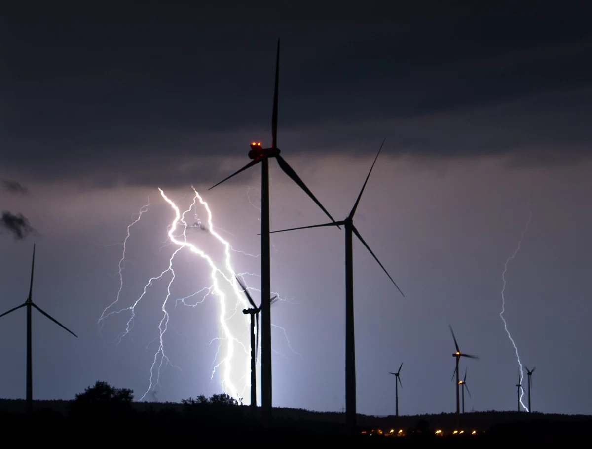 Piątek w całym kraju będzie niespokojny. Synoptycy przestrzegają przed burzami, które mogą być gwałtowne. Towarzyszyć im może ulewny deszcz i bardzo intensywny wiatr. Na wschodzie Polski upał się utrzyma. Nad resztą kraju nieco niższe wartości. Z prognoz wynika, że sobota przyniesie znaczne ochłodzenie. Temperatura będzie się wahać od 16 do 26 stopni. 