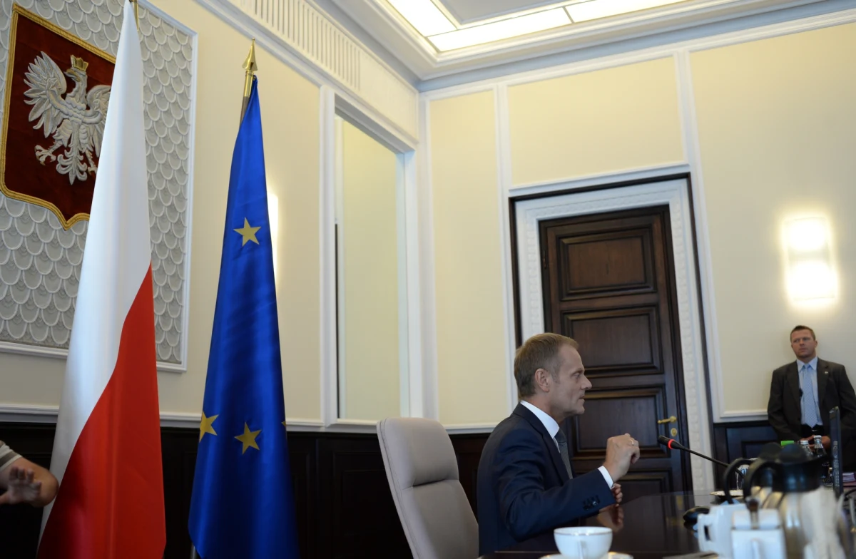 Kontrowersyjne nagranie ze spotkania premiera z działaczami Platformy publikuje "Newsweek". Słychać na nim, jak tamtejsi działacze PO donoszą Donaldowi Tuskowi o tym, że szefem gabinetu politycznego ministra spraw wewnętrznych został "pisior", "którego na Dolnym Śląsku bardzo dobrze pamiętamy z okresu wzmożenia moralnego i IV RP jako sprawnego funkcjonariusza mediów publicznych".  "Na mój nos on nie będzie długo dyrektorem gabinetu" - obiecuje na to szef Platformy. 