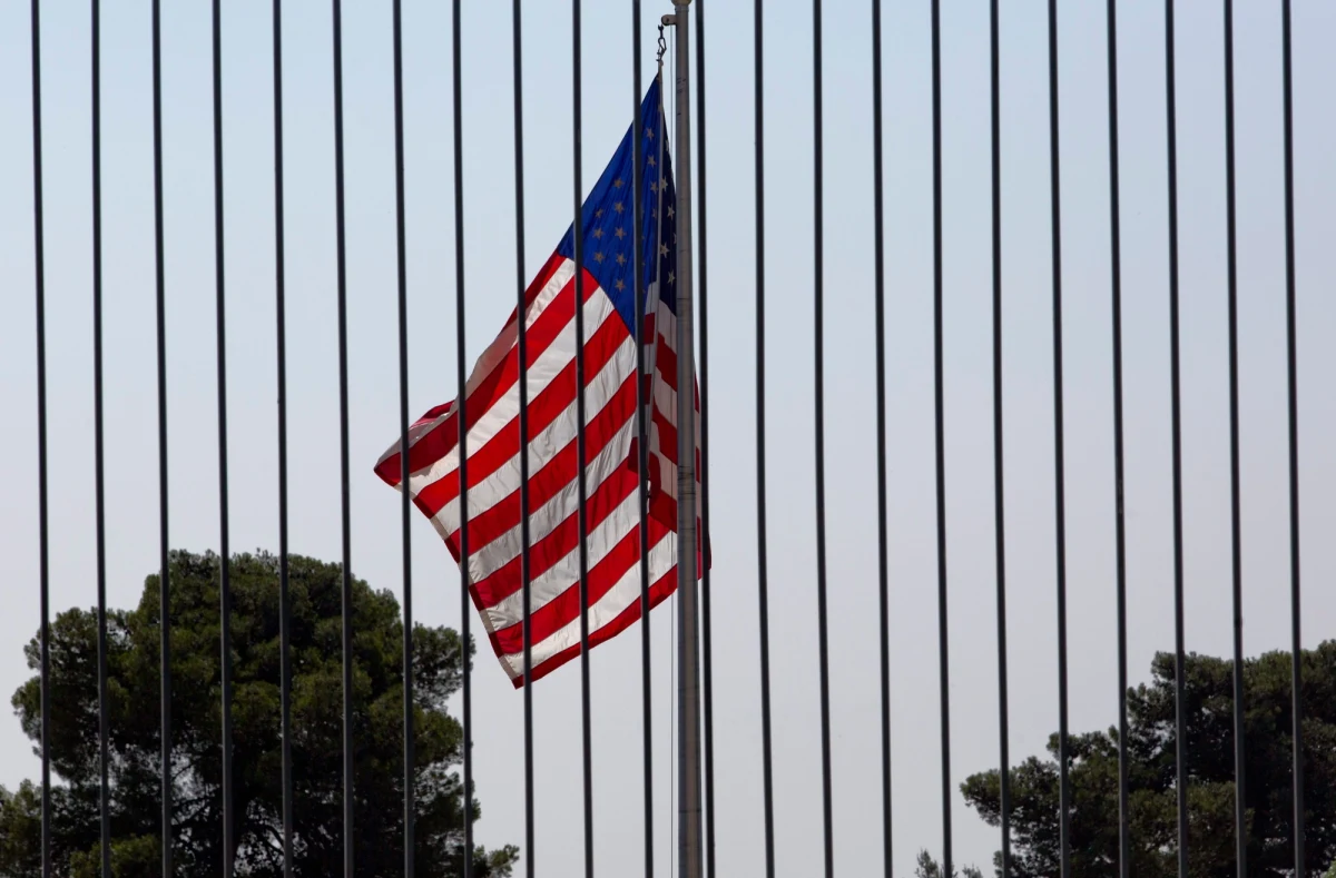 Amerykanie otwierają swoje placówki dyplomatyczne na Bliskim Wschodzie i w Północnej Afryce, które przed tygodniem zamknięto w obawie przed atakami. Eksperci nie mają jednak wątpliwości, że członkowie Al-Kaidy znów przypomnieli, iż nie możemy czuć się bezpiecznie.