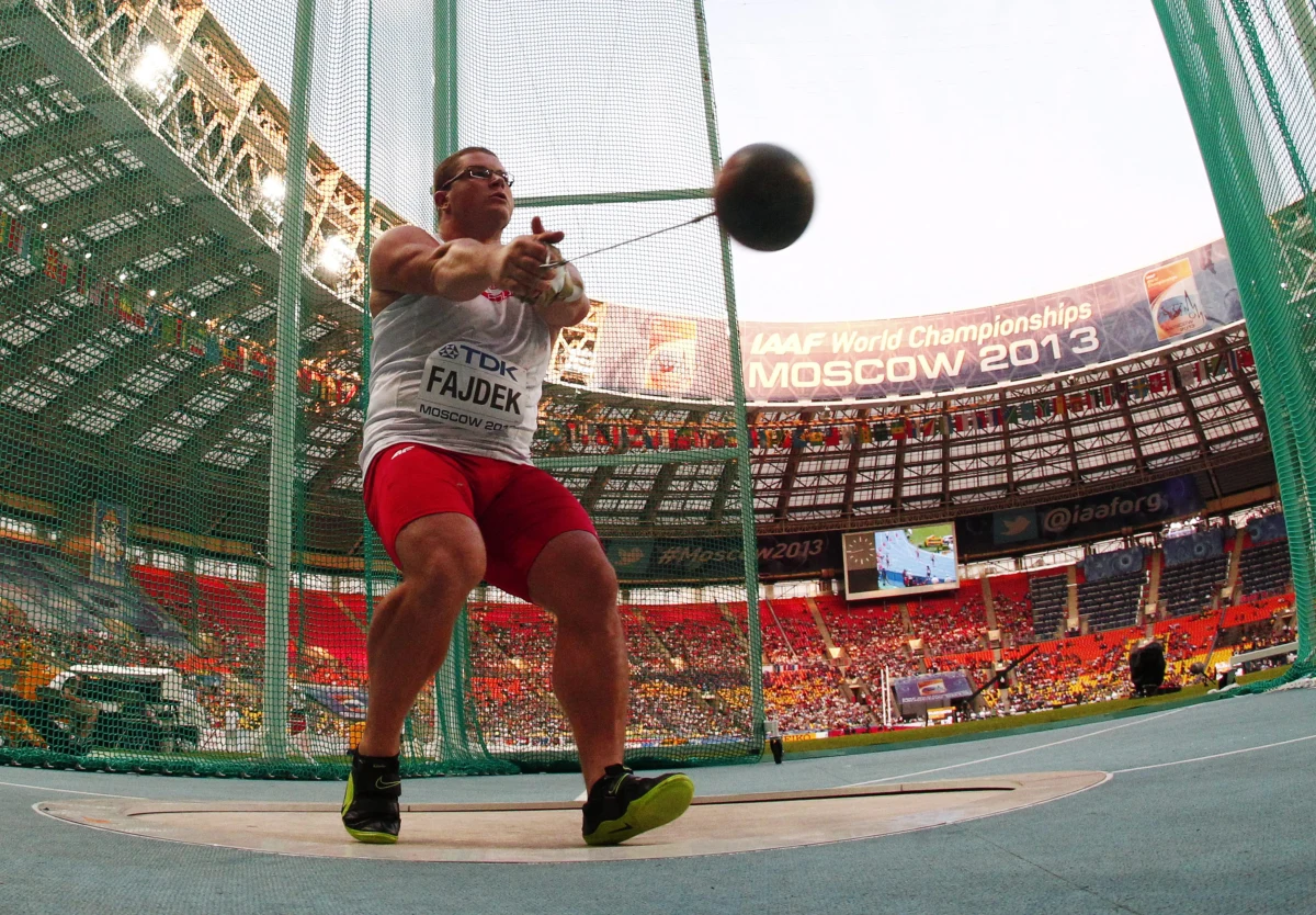 Paweł Fajdek wygrał finałowy konkurs rzutu młotem podczas lekkoatletycznych mistrzostw świata w Moskwie. Polak znokautował rywali już w pierwszej próbie, w której uzyskał wynik 81 metrów i 97 centymetrów. To jego rekord życiowy, a także najlepszy w tym roku wynik na świecie. Szymon Ziółkowski zajął dziewiąte miejsce.