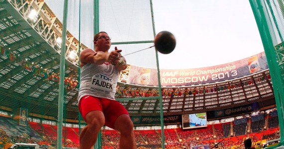 Paweł Fajdek wygrał finałowy konkurs rzutu młotem podczas lekkoatletycznych mistrzostw świata w Moskwie. Polak znokautował rywali już w pierwszej próbie, w której uzyskał wynik 81 metrów i 97 centymetrów. To jego rekord życiowy, a także najlepszy w tym roku wynik na świecie. Szymon Ziółkowski zajął dziewiąte miejsce.