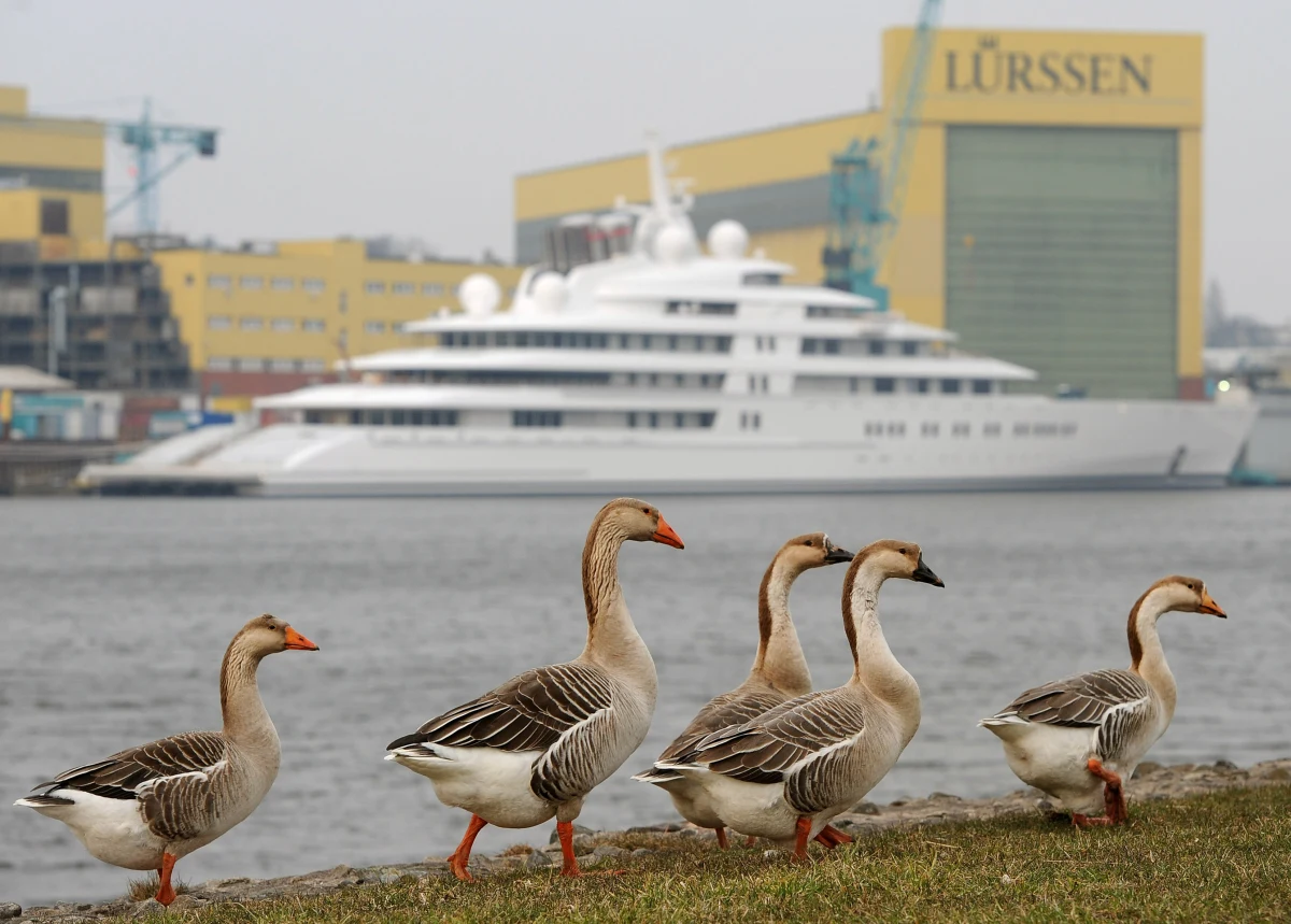 Jacht "Azzam", kupiony przez rodzinę królewską ze Zjednoczonych Emiratów Arabskich, jest najdłuższą na świecie jednostką tego typu. Ma 180 m długości - podał magazyn "Yachts France". "Azzam" zdetronizował "Eclipse" o długości 163,50 m, którego właścicielem jest rosyjski miliarder Roman Abramowicz. 