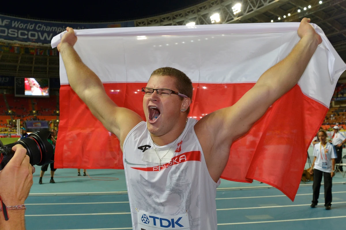 24-letni Paweł Fajdek został najmłodszym mistrzem świata w rzucie młotem w historii tej konkurencji. Jak mówił, taki sukces tuż przed finałowym konkursem na Łużnikach wywróżył mu... 37-letni Szymon Ziółkowski, który zajął dziewiąte miejsce. Mistrz świata przyznał, że po pierwszym rzucie wiedział, że zdobył medal. "Pierwsza kolejka z takim mocnym rezultatem miażdży psychikę. Było to zresztą widać. Nie zamierzałem jednak od razu uzyskiwać takiego wyniku. Tak wyszło"­- mówił zawodnik.