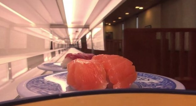 Sushi - ostoja japońskiej tradycji kulinarnej - wkracza w erę futurystycznej technologii. Wyobraźcie sobie sushi-bar, w którym świeże jedzenie trafia z kuchni wprost do waszego stolika, podróżując po specjalnej ruchomej taśmie. Wyobraźcie sobie kucharza, który świetnie zna wasze potrzeby dzięki elektronicznej bazie danych gromadzącej dane na temat waszych nawyków żywieniowych, wieku, preferencji smakowych... Czy w przyszłości tak właśnie będą wyglądać wszystkie restauracje? Na razie Japończycy przecierają szlaki!
