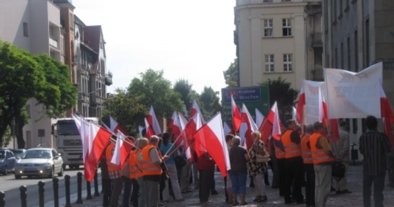 Kilkudziesięciu mieszkańców Miedźnej w Śląskiem przyjechało dziś do Katowic, by demonstrować przeciwko budowie drogi ekspresowej w ich miejscowości. Demonstranci przywieźli też specjalną petycję do wojewody.