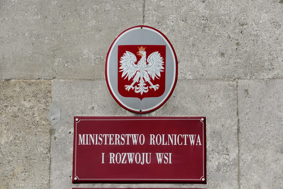 Ministerstwo rolnictwa chce zaskarżyć decyzję Komisji Europejskiej, która dotyczy zwrotu przez Polskę ponad 30 mln euro ze środków przeznaczonych na dopłaty bezpośrednie. Resort wyjaśnił, że chodzi o fundusze rolne wydawane w latach 2008-2009. Bruksela tymczasem nakazała dziś Polsce zwrot pieniędzy, zarzucając nam brak kontroli nad wydawanymi środkami. 