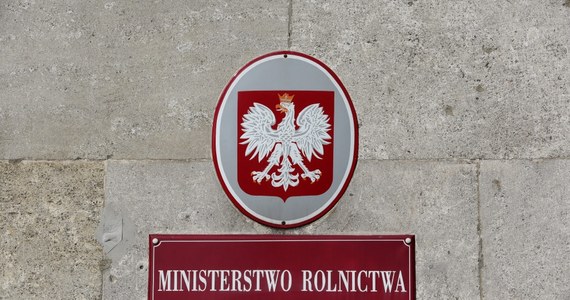 Ministerstwo rolnictwa chce zaskarżyć decyzję Komisji Europejskiej, która dotyczy zwrotu przez Polskę ponad 30 mln euro ze środków przeznaczonych na dopłaty bezpośrednie. Resort wyjaśnił, że chodzi o fundusze rolne wydawane w latach 2008-2009. Bruksela tymczasem nakazała dziś Polsce zwrot pieniędzy, zarzucając nam brak kontroli nad wydawanymi środkami. 